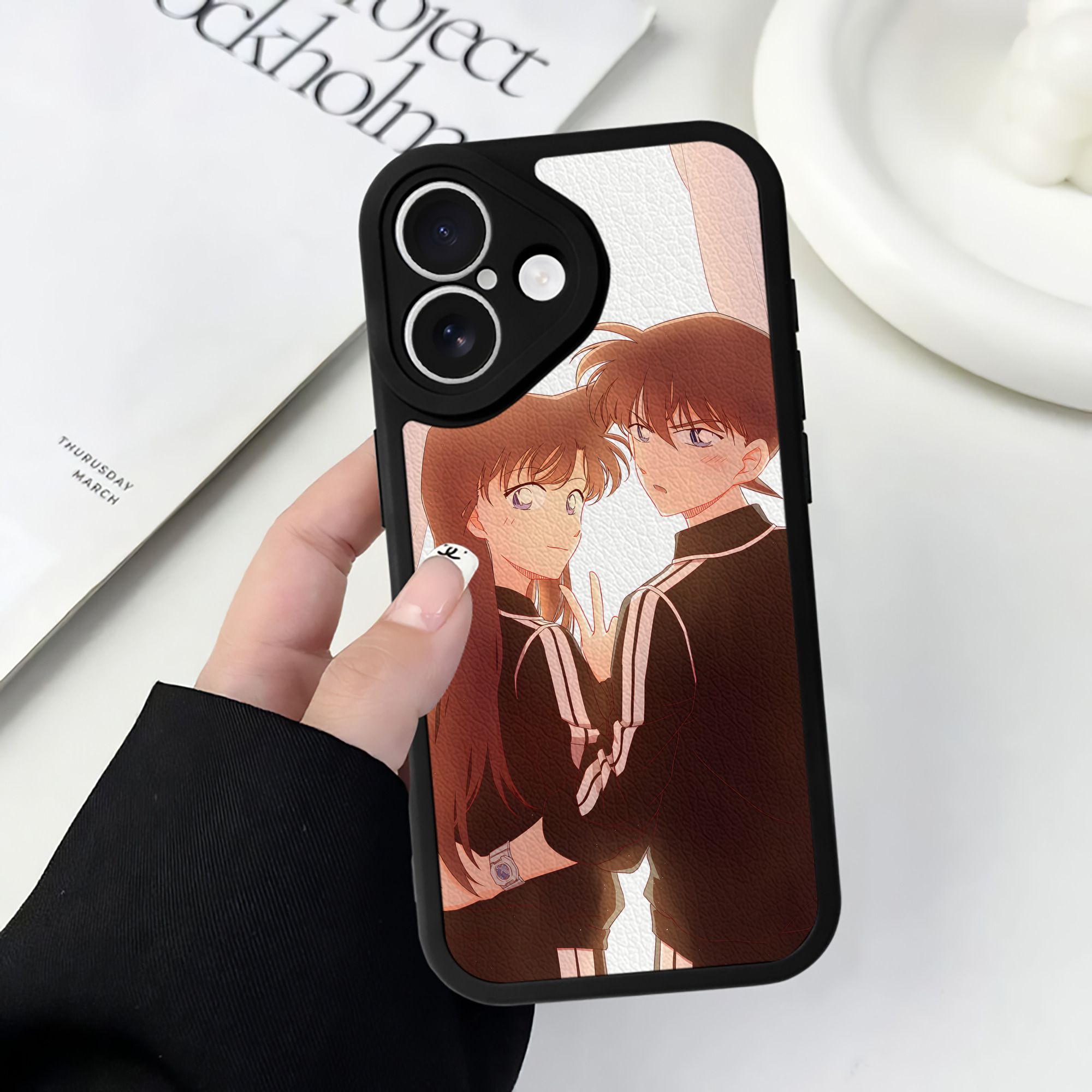 （画像用） 名探偵コナン Detective Conan 【iPhone 16シリーズ対応】シリコンスマホケース（レザー調） 材質：シリコン